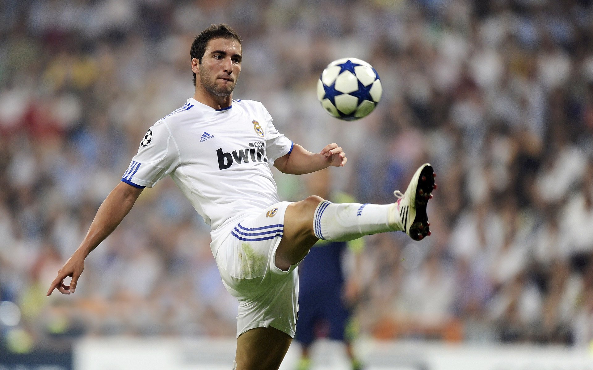 足球比赛中哪支球队处于领先地位?,最优秀的足球队